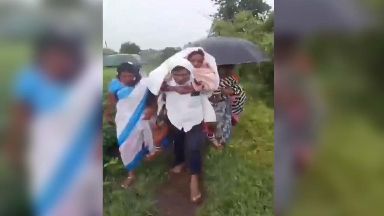 Video : No Road Access In Telangana's Sangareddy, Woman Gives Birth On Way To Hospital