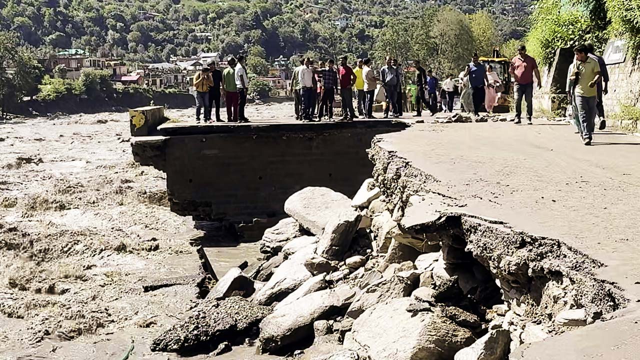 Video: Chandigarh-Manali Highway Closed Due To Landslide; Vehicles Stranded