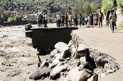 Chandigarh-Manali Highway Closed Due To Landslide; Vehicles Stranded Chandigarh-Manali Highway Closed Due To Landslide; Vehicles Stranded