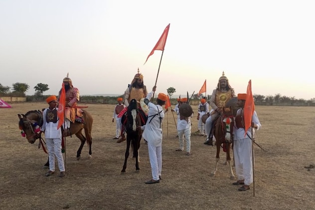 युद्ध का सीन शूट करते हुए कलाकार युद्ध का सीन शूट करते हुए कलाकार