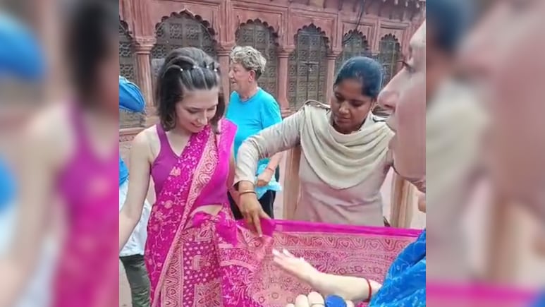 Constable Helps 2 Italian Women Drape Untied Saree During Taj Mahal Visit
