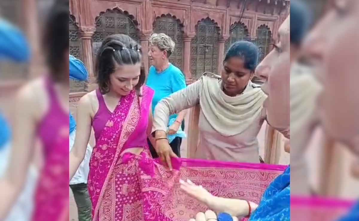 Constable Helps 2 Italian Women Drape Untied Saree During Taj Mahal Visit