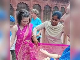 Constable Helps 2 Italian Women Drape Untied Saree During Taj Mahal Visit Constable Helps 2 Italian Women Drape Untied Saree During Taj Mahal Visit