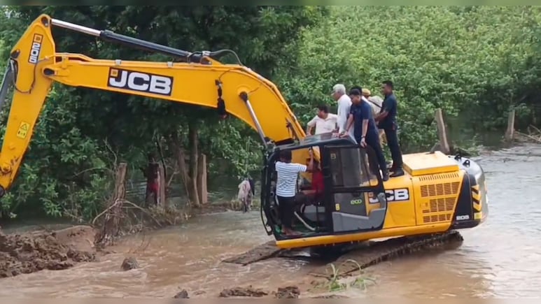 बुलडोजर पर चढ़कर राहत कार्य में जुट गए क‍िरोड़ी लाल मीणा, अध‍िकार‍ियों को द‍िए न‍िर्देश