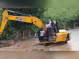 बुलडोजर पर चढ़कर राहत कार्य में जुट गए किरोड़ी लाल मीणा, अधिकारियों को दिए निर्देश बुलडोजर पर चढ़कर राहत कार्य में जुट गए किरोड़ी लाल मीणा, अधिकारियों को दिए निर्देश