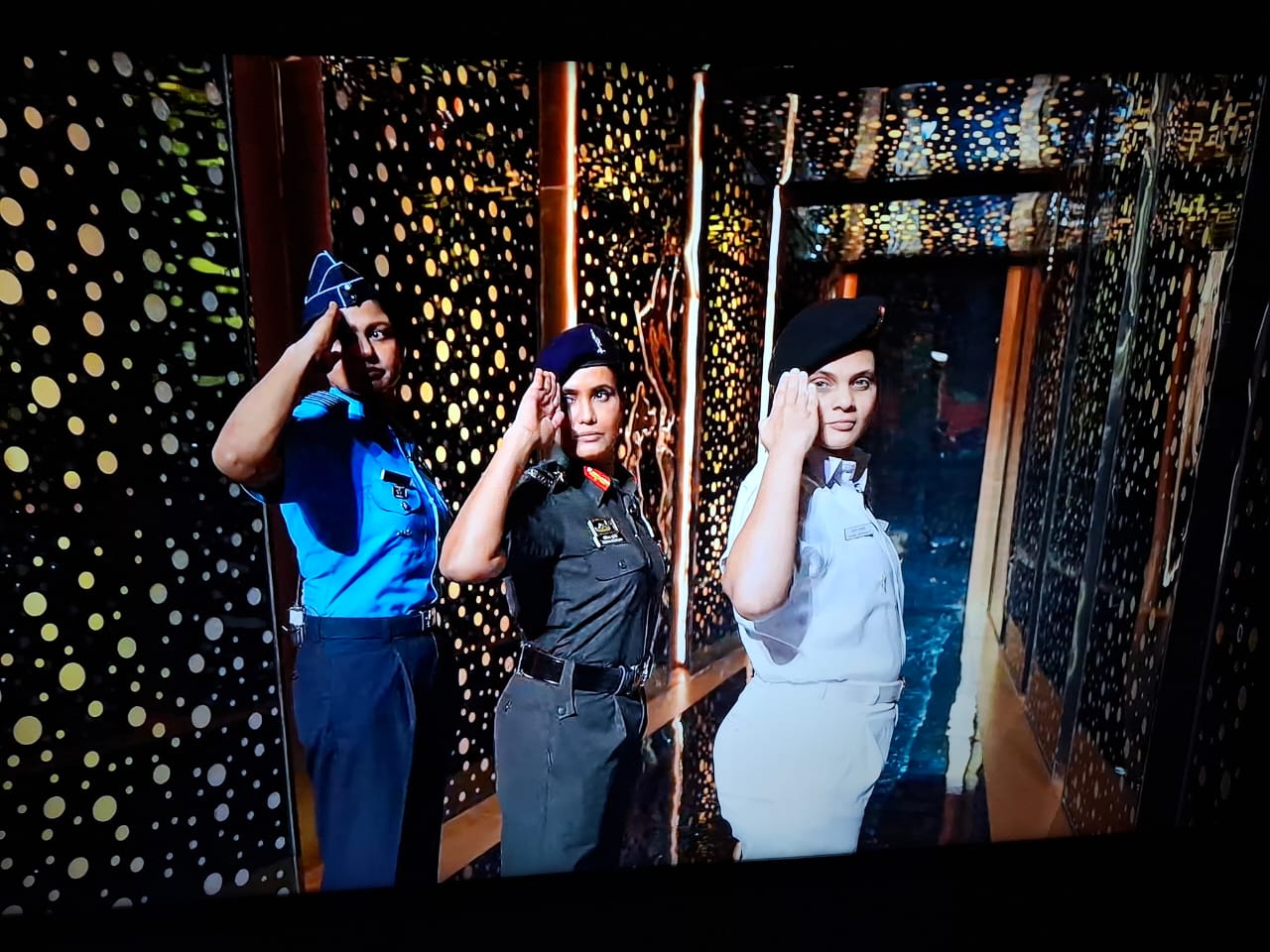 सोफिया कुरैशी समेत KBC में पहुंचीं तीनों सेनाओं की अधिकारियों ने अलग अलग तरीके से क्यों किया सैल्यूट?
