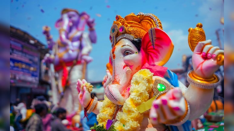 ST Employees : ST कर्मचाऱ्यांना बाप्पा पावणार? राज्य सरकारी कर्मचाऱ्यांआधीच होणार पगार? 