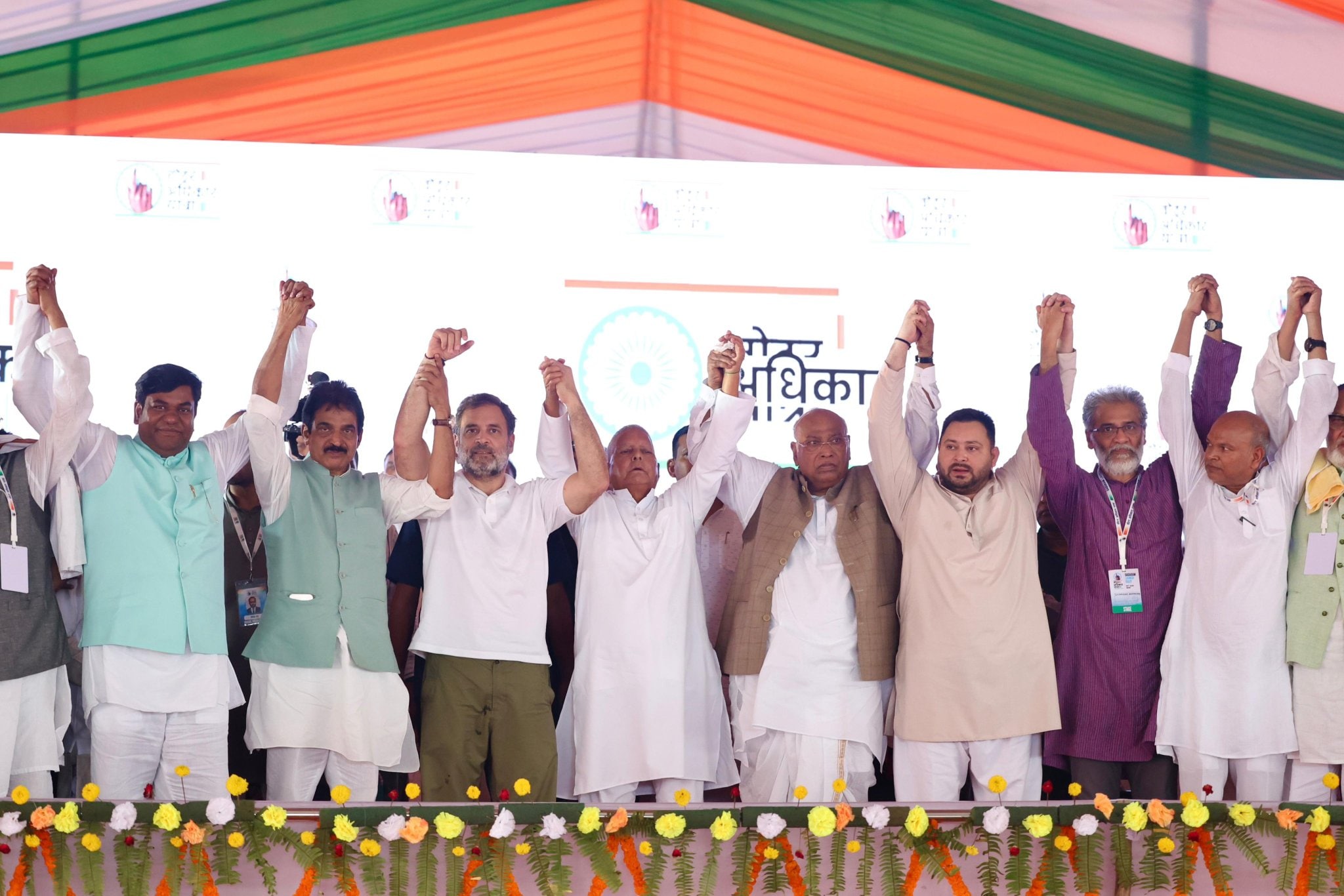मंच पर सभी नेता एक साथ एकजुटता दिखाते हुए. मंच पर सभी नेता एक साथ एकजुटता दिखाते हुए.