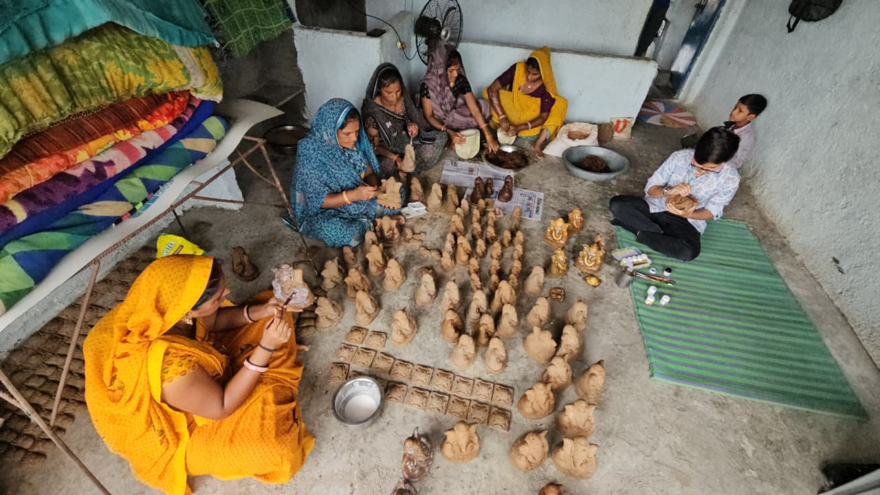 गांव की महिलाएं बना रही गोबर से मूर्ति गांव की महिलाएं बना रही गोबर से मूर्ति