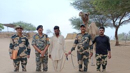 BSF से र&zwj;िटायर हुए 59 ऊंट, अब ग्रामीण करेंगे देखभाल; देश की रखवाली के ल&zwj;िए 10 साल बॉर्डर पर रहे तैनात