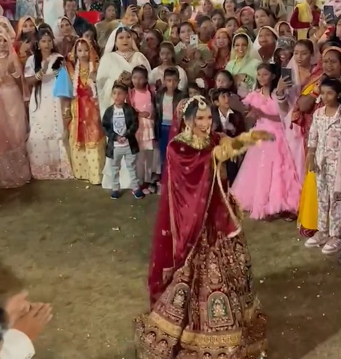 माधुरी के गाने पर अपनी शादी में जमकर थिरकी दुल्हन, डांस से जमाया ऐसा रंग लोग भूले शादी, खड़ा रह गया दुल्हा लड़की ले गई लाइमलाइट