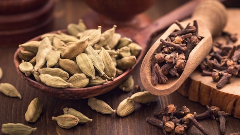 Cardamom And Clove Benefits: रोज वेलची-लवंग एकत्र खाल्ल्यास काय होईल? या 4 लोकांच्या आयुष्यात होईल मोठा बदल