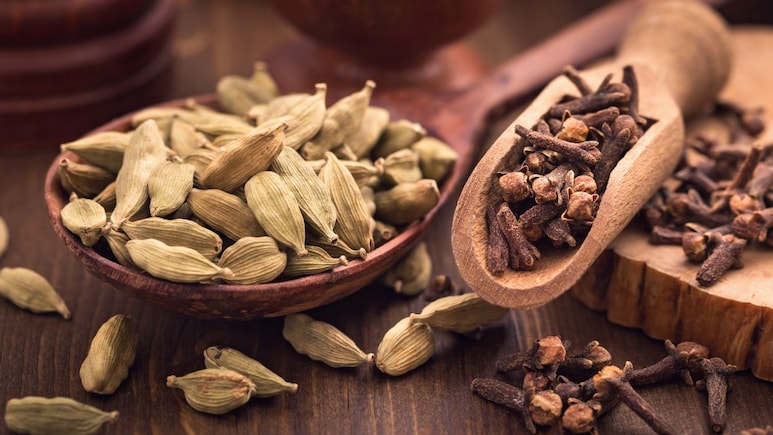 Cardamom And Clove Benefits: रोज वेलची-लवंग एकत्र खाल्ल्यास काय होईल? या 4 लोकांच्या आयुष्यात होईल मोठा बदल Cardamom And Clove Benefits: रोज वेलची-लवंग एकत्र खाल्ल्यास काय होईल? या 4 लोकांच्या आयुष्यात होईल मोठा बदल