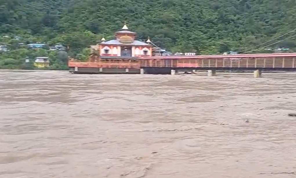 डरा रहा अलकनंदा का रौद्र रूप... धारी देवी मंदिर तक पहुंचा पानी