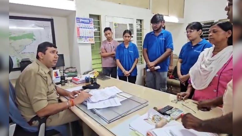 बच्चों के करियर से खेल रहा ग्वालियर का UN कोचिंग सेंटर, स्टूडेंट्स ने SP ऑफिस में संचालक के खिलाफ की शिकायत बच्चों के करियर से खेल रहा ग्वालियर का UN कोचिंग सेंटर, स्टूडेंट्स ने SP ऑफिस में संचालक के खिलाफ की शिकायत