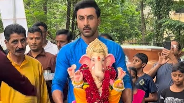 रणबीर कपूर ने गणपति बप्पा को दी विदाई, सोशल मीडिया यूजर्स बोले- आलिया कहां है? रणबीर कपूर ने गणपति बप्पा को दी विदाई, सोशल मीडिया यूजर्स बोले- आलिया कहां है?