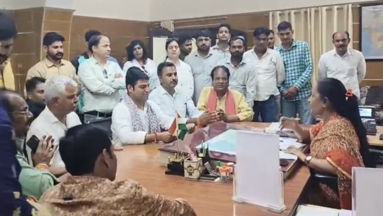 हिजाब पर घमासान: डॉक्टर के समर्थन में उतरी बीजेपी, बोली- धर्म के नाम पर बंद हो राजनीति