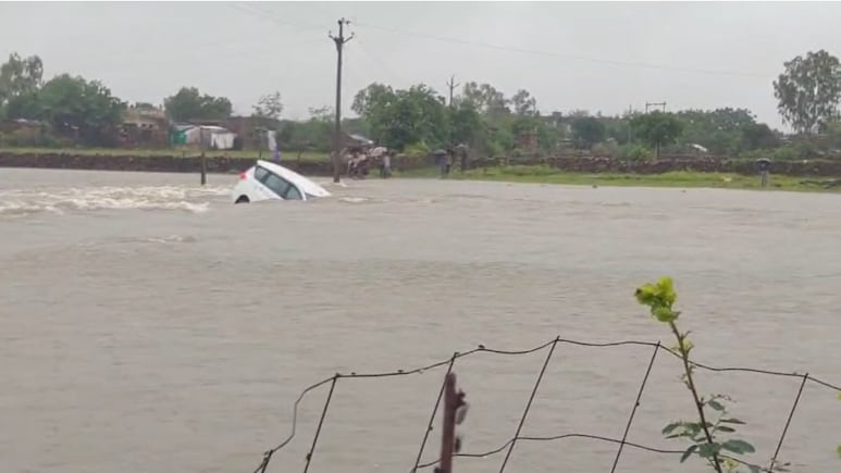 राजस्थान में भारी बारिश का कहर, नदी-नाले उफान पर; चालक सहित बही कार राजस्थान में भारी बारिश का कहर, नदी-नाले उफान पर; चालक सहित बही कार