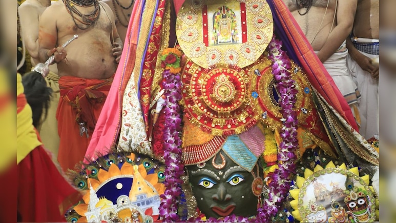 बाबा महाकाल को राखी बांधकर हुई रक्षाबंधन पर्व शुरूआत, सवा लाख लड्डुओं का लगाया भोग बाबा महाकाल को राखी बांधकर हुई रक्षाबंधन पर्व शुरूआत, सवा लाख लड्डुओं का लगाया भोग