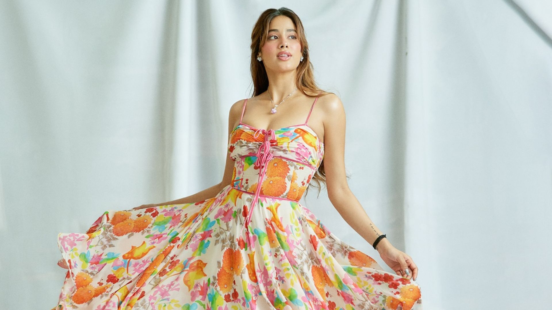Janhvi Kapoor Channels Flower Power For <i>Param Sundari</i> Promotions