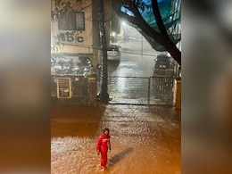"Working At Risk": Internet Applauds Zomato Rider Battling Heavy Mumbai Rains "Working At Risk": Internet Applauds Zomato Rider Battling Heavy Mumbai Rains