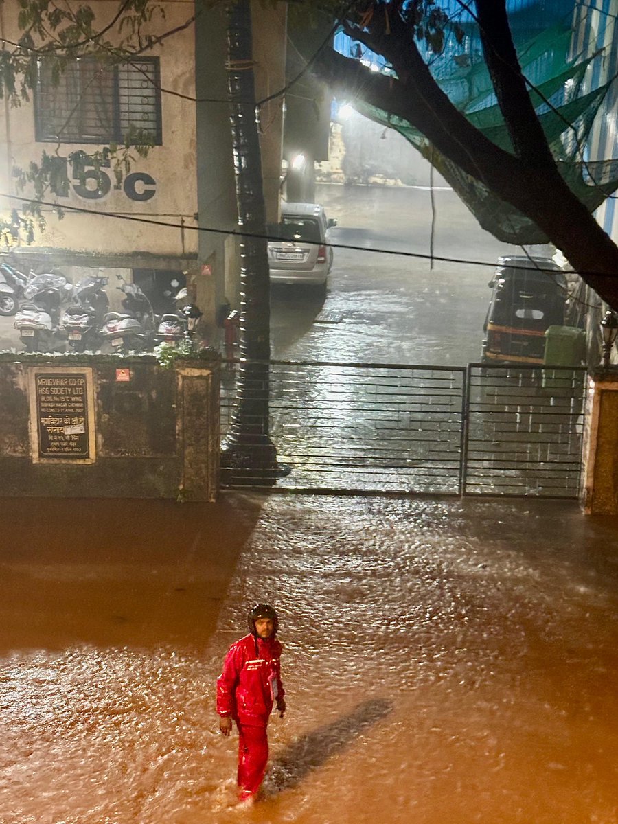 'Working At Risk': Internet Applauds Zomato Rider Battling Heavy Mumbai Rains