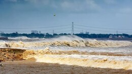 This River In China Flows Backwards - And The Sight Attracts Thousands Of People
