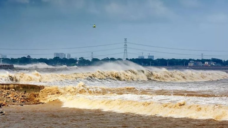 This River In China Flows Backwards - And The Sight Attracts Thousands Of People