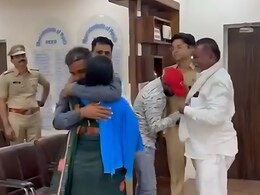 आई ढसाढसा रडली, वडील पोलिसांच्या पाया पडले; बीड पोलिसांची हळवी बाजू आली समोरपोलिसांची हळवी बाजू आली समोर