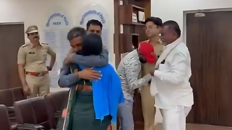 Beed Police: आई ढसाढसा रडली, वडील पोलिसांच्या पाया पडले; बीड पोलिसांची हळवी बाजू आली समोर Beed Police: आई ढसाढसा रडली, वडील पोलिसांच्या पाया पडले; बीड पोलिसांची हळवी बाजू आली समोर