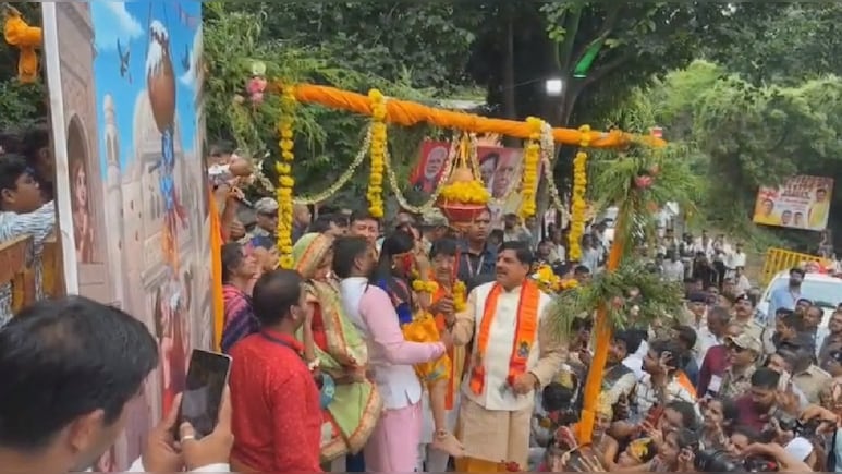 जन्माष्टमी पर सीएम यादव पहुंचे अमका झमका माता मंदिर, नन्हे कन्हैया संग फोड़ी मटकी