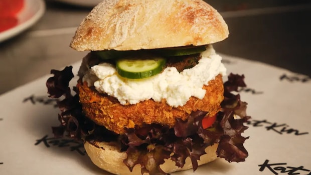 Michelin-Starred Chef Creates Cat Food Burger That Humans Find Surprisingly Delicious