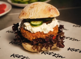 Michelin-Starred Chef Creates Cat Food Burger That Humans Find Surprisingly Delicious Michelin-Starred Chef Creates Cat Food Burger That Humans Find Surprisingly Delicious