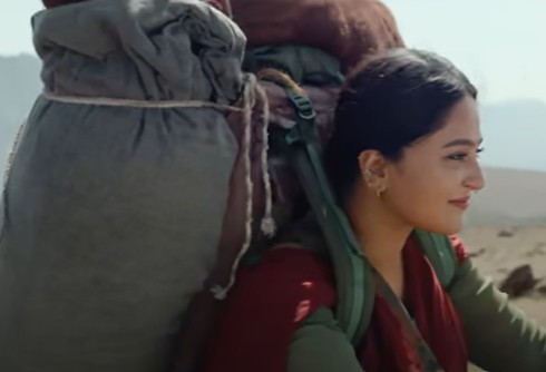 माहिष्मती की रानी बनी बस कंडक्टर, 'घाटी' में बाइक पर बेच रही गांजा- देखें वीडियो