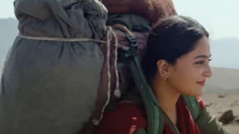 माहिष्मती की रानी बनी बस कंडक्टर, 'घाटी' में बाइक पर बेच रही गांजा- देखें वीडियो माहिष्मती की रानी बनी बस कंडक्टर, 'घाटी' में बाइक पर बेच रही गांजा- देखें वीडियो