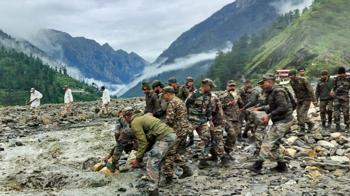 सेना, वायुसेना और आईटीबीपी की भी बचाव कार्य में मदद ली जा रही है सेना, वायुसेना और आईटीबीपी की भी बचाव कार्य में मदद ली जा रही है