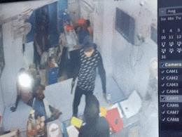 बिहार में बेखौफ अपराधी, ज्वेलरी शॉप में दिनदहाड़े लूट, कारोबारी की छाती पर चलाई गोली बिहार में बेखौफ अपराधी, ज्वेलरी शॉप में दिनदहाड़े लूट, कारोबारी की छाती पर चलाई गोली