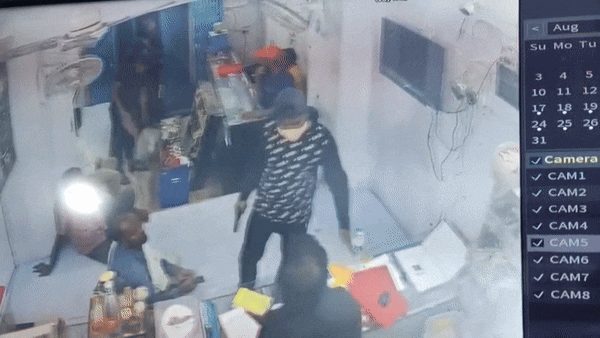 बिहार में बेखौफ अपराधी, ज्वेलरी शॉप में दिनदहाड़े लूट, कारोबारी की छाती पर चलाई गोली बिहार में बेखौफ अपराधी, ज्वेलरी शॉप में दिनदहाड़े लूट, कारोबारी की छाती पर चलाई गोली
