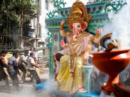 गणेश चतुर्थी पर हर तरफ सुनाई देते हैं ये हिंदी गाने, हर पंडाल में होती है बप्पा के नाम की धूम गणेश चतुर्थी पर हर तरफ सुनाई देते हैं ये हिंदी गाने, हर पंडाल में होती है बप्पा के नाम की धूम