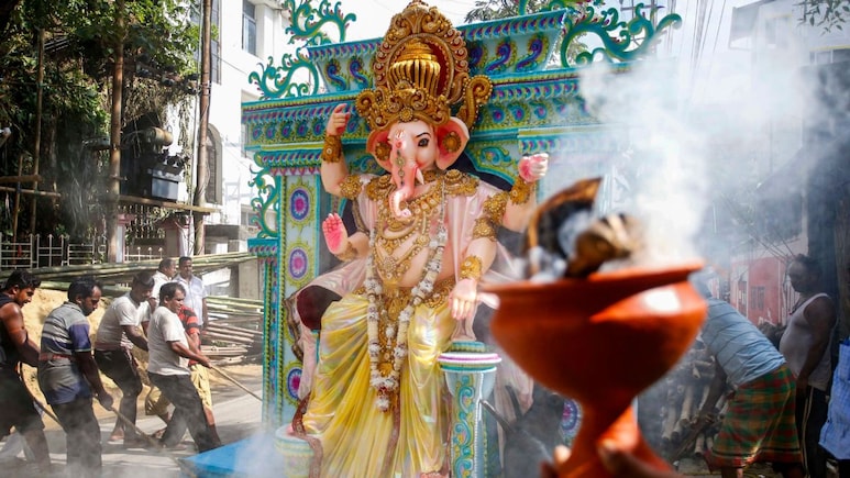 Ganesh Chaturthi: तैयारियों में कहीं भूल न जाएं ये सबसे अहम चीज, आज ही मंगवा लें Katha Book Ganesh Chaturthi: तैयारियों में कहीं भूल न जाएं ये सबसे अहम चीज, आज ही मंगवा लें Katha Book
