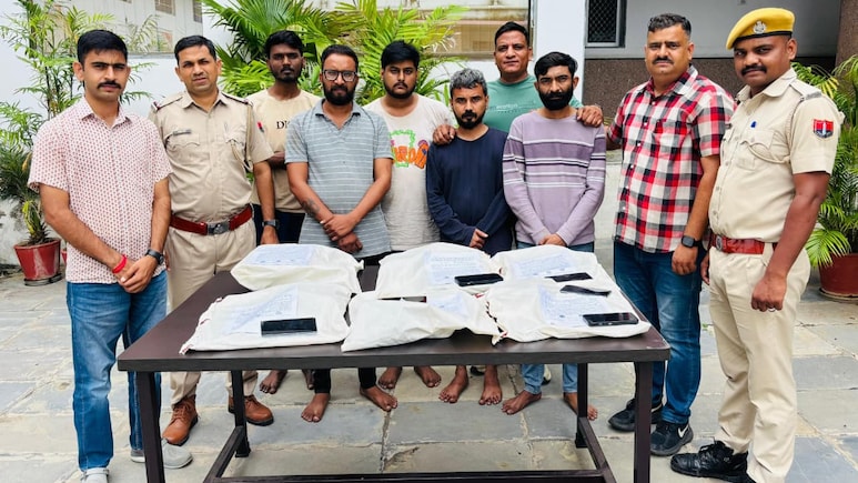 अमेरिकी नागरिकों से करोड़ों की ठगी करने वाले 5 आरोपी गिरफ्तार, उदयपुर पुलिस ने किया बड़ा भंडाफोड़ अमेरिकी नागरिकों से करोड़ों की ठगी करने वाले 5 आरोपी गिरफ्तार, उदयपुर पुलिस ने किया बड़ा भंडाफोड़