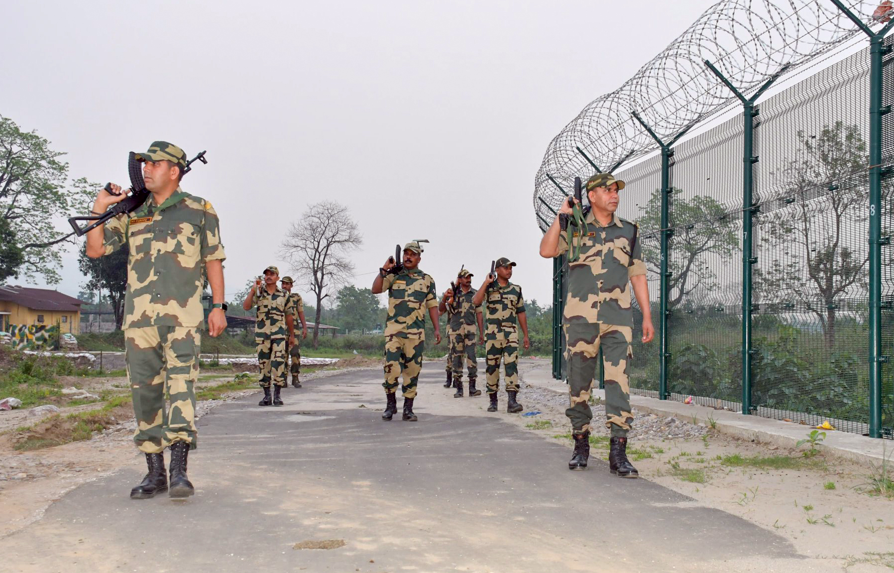 मेघालय के गांव पर बांग्लादेश से घुसे हथियारबंद गैंग का हमला, एक व्यक्ति को चाकू मारे, BSF अलर्ट