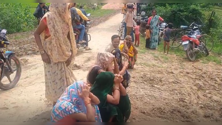 UP: रक्षाबंधन पर महिला ने उठाया खौफनाक कदम, अपने 3 बच्चों के साथ नहर में लगाई छलांग, जानें ऐसा करने की वजह UP: रक्षाबंधन पर महिला ने उठाया खौफनाक कदम, अपने 3 बच्चों के साथ नहर में लगाई छलांग, जानें ऐसा करने की वजह