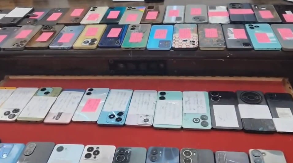 पुलिस ने वापस किए 24 लाख रुपये के मोबाइल पुलिस ने वापस किए 24 लाख रुपये के मोबाइल
