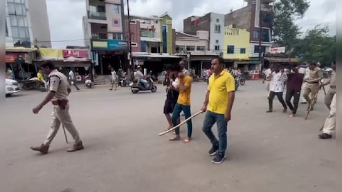 MP News: उज्जैन में सांप्रदायिक तनाव फैलाने वालों पर पुलिस ने लिया एक्शन, आरोपियों का निकाला जुलूस और मंगवाई माफी