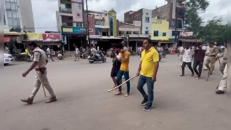 MP News: उज्जैन में सांप्रदायिक तनाव फैलाने वालों पर पुलिस ने लिया एक्शन, आरोपियों का निकाला जुलूस और मंगवाई माफी