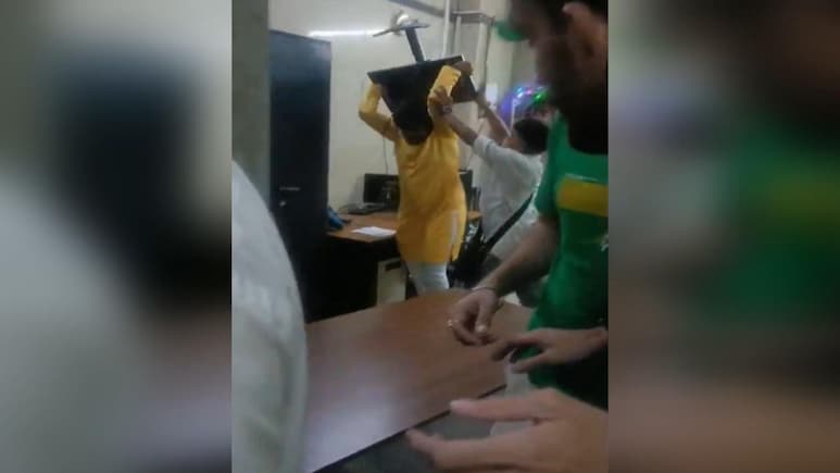 Mumbai Local : विनातिकीट प्रवास करणाऱ्या प्रवाशाची TC ला मारहाण, बोरिवलीतील कार्यालयात तोडफोड, Video Mumbai Local : विनातिकीट प्रवास करणाऱ्या प्रवाशाची TC ला मारहाण, बोरिवलीतील कार्यालयात तोडफोड, Video