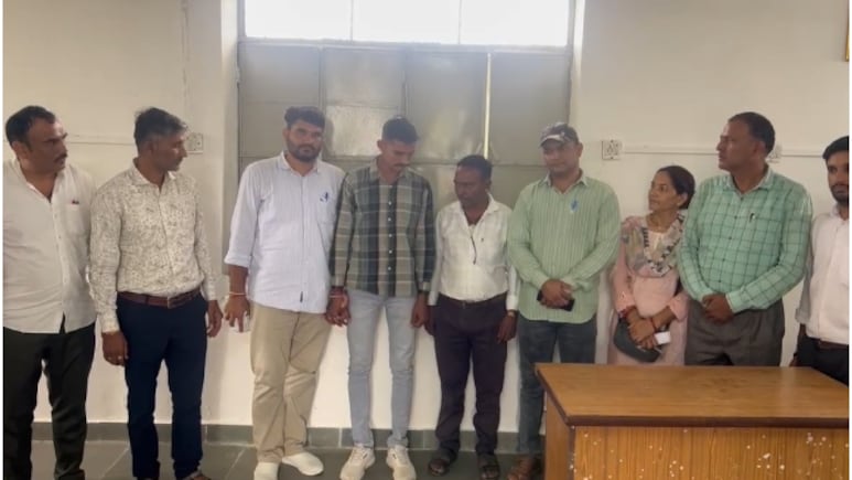 राजसमंद में एसीबी का बड़ा एक्शन, VDO और सहयोगी 15,000 की रिश्वत लेते ट्रैप राजसमंद में एसीबी का बड़ा एक्शन, VDO और सहयोगी 15,000 की रिश्वत लेते ट्रैप