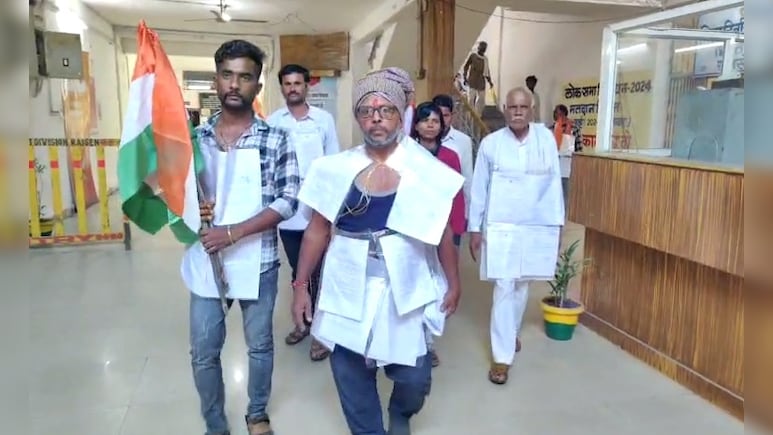 शरीर पर आवेदन बांध कलेक्ट्रेट पहुंचे ग्रामीण, रायसेन के कलेक्टर ऑफिस में नजारा देख चौंक गए अफसर शरीर पर आवेदन बांध कलेक्ट्रेट पहुंचे ग्रामीण, रायसेन के कलेक्टर ऑफिस में नजारा देख चौंक गए अफसर