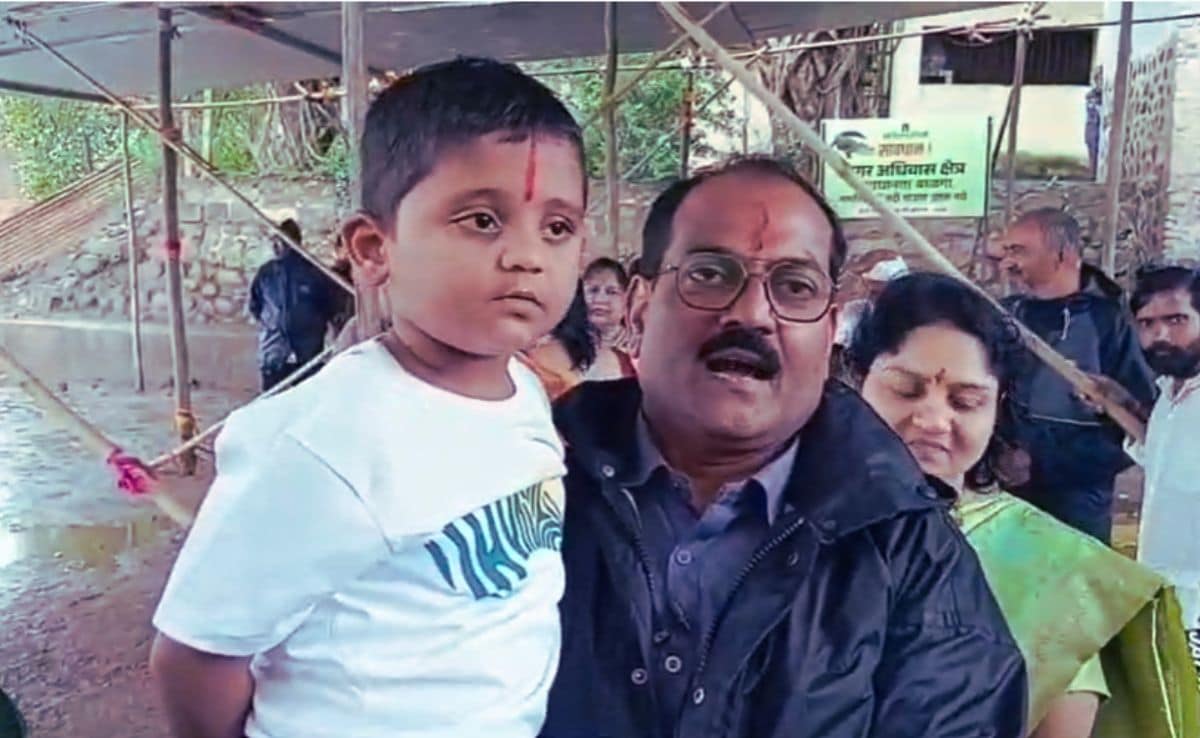 नवस करणारे रवींद्र वळावे आणि त्यांची मुलगा वीर वळावे नवस करणारे रवींद्र वळावे आणि त्यांची मुलगा वीर वळावे